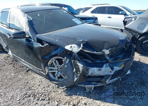 2013 Mercedes-Benz C 250 Luxury/Sport z USA, uszkodzony, nr VIN WDDGF4HB2DR266458